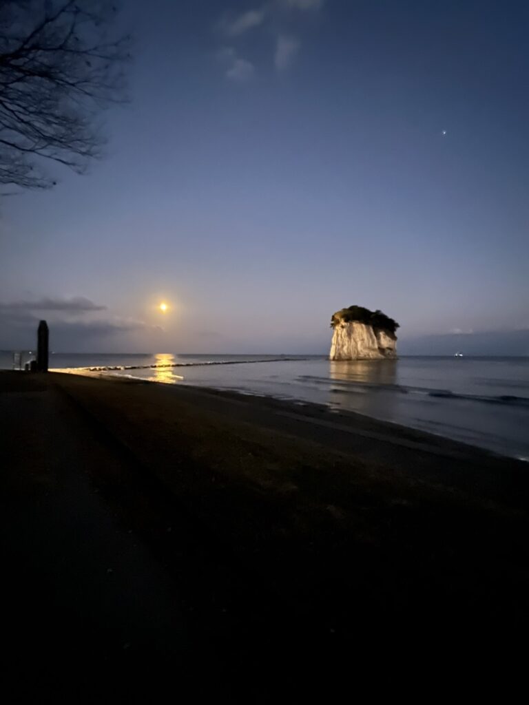 見附島と月